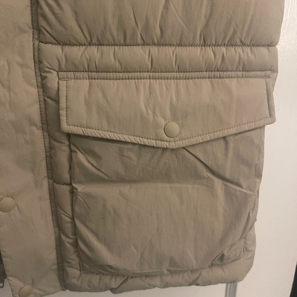 GAP Men's Khaki Puffer Vest - Picture 3 of 6